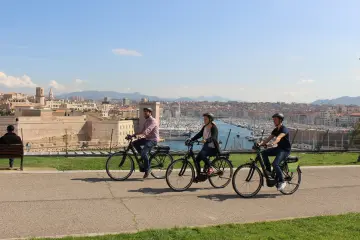 3 ciclistas en el Parque del Pharo