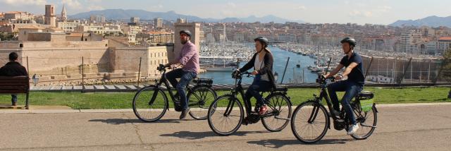 3 cyclistes au parc du Pharo