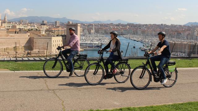 3 cyclistes au parc du Pharo