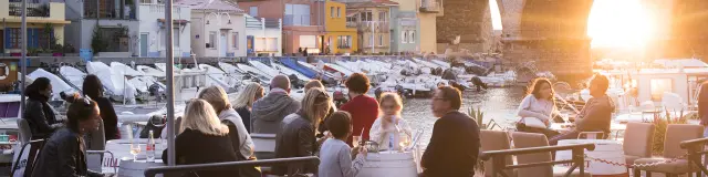 Aperitif au Vallon des Auffes à Marseille, coucher de soleil