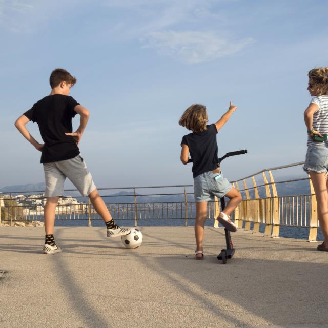 Famille qui balade au bord de mer