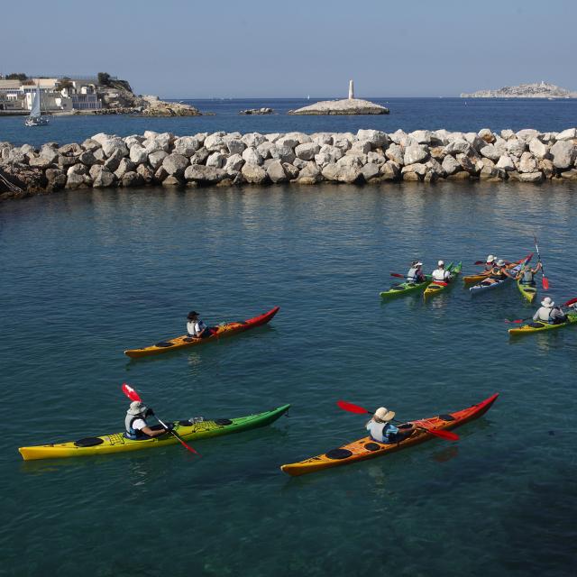 Activités Nautiques à Marseille, plusieurs personnes sur le plan d'eau en kayak des mers qui partent en balade