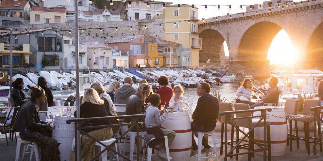 Aperitif au Vallon des Auffes à Marseille, coucher de soleil