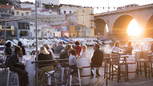 Aperitif au Vallon des Auffes à Marseille, coucher de soleil