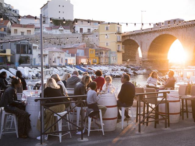 Aperitif au Vallon des Auffes à Marseille, coucher de soleil