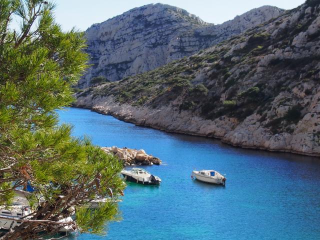 Entrée de la Calanques de Morgiou à Marseille, vue sur des bateaux