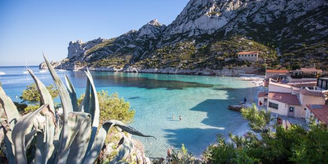 Calanque de Sormiou à Marseille, plage, cabanons et eau tuquoise