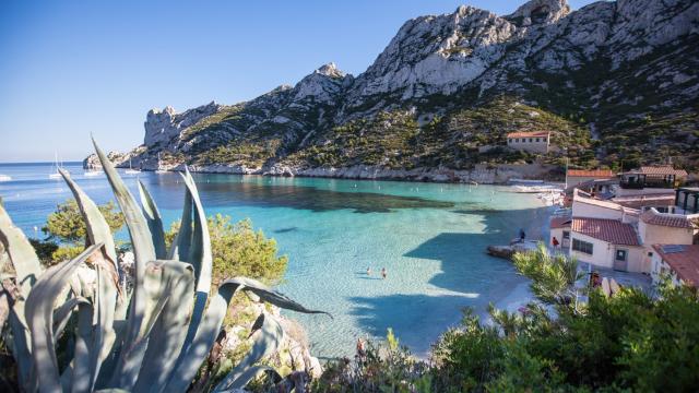 Calanque de Sormiou à Marseille, plage, cabanons et eau tuquoise