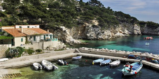 Calanque de Sormiou à Marseille, Petit Port et barques, eau turquoise