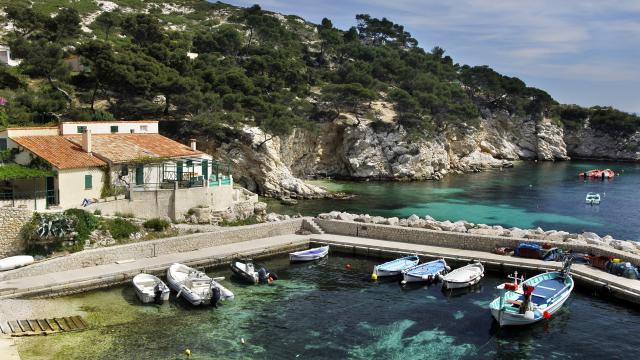 Calanque de Sormiou à Marseille, Petit Port et barques, eau turquoise