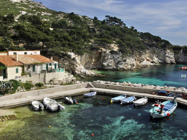 Calanque de Sormiou à Marseille, Petit Port et barques, eau turquoise