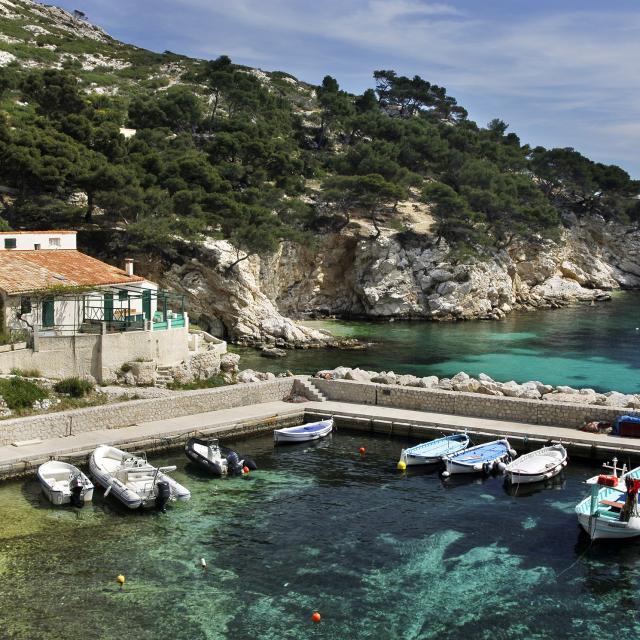 Calanque de Sormiou à Marseille, Petit Port et barques, eau turquoise