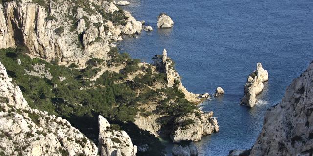 Calanque de sugiton à Marseille, vue du haut de la Calanque sur l'ilôt Le torpilleur