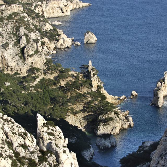 Calanque de sugiton à Marseille, vue du haut de la Calanque sur l'ilôt Le torpilleur