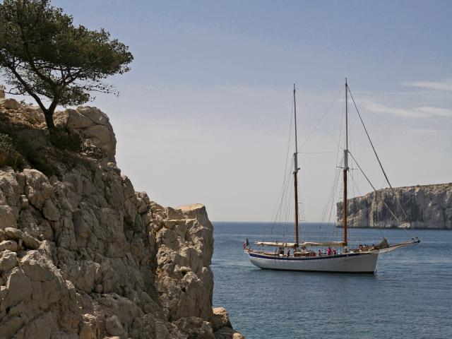 Calanque de Sugiton à Marseille, baignade et voilier au bord des rochers
