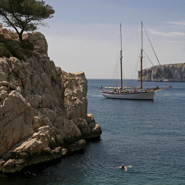 Calanque de Sugiton à Marseille, baignade et voilier au bord des rochers