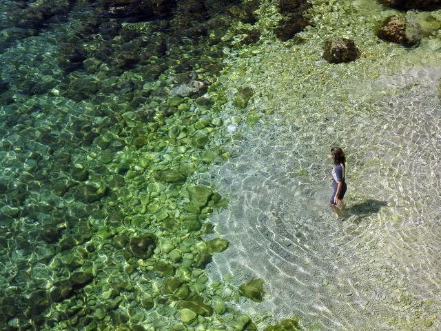Baignade dans l'eau turquoise des Calanques de Marseille