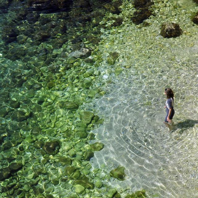 Baignade dans l'eau turquoise des Calanques de Marseille