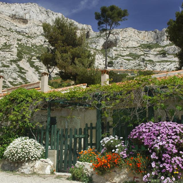 Cabanon fleuri dans une Calanque de Marseille