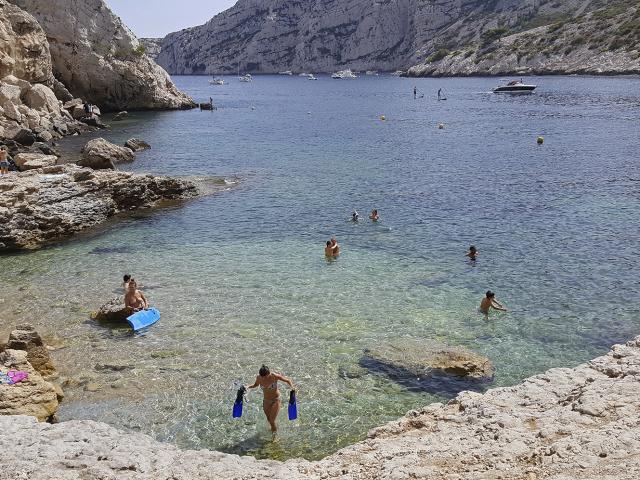 Baignade de plusieurs personnes dans l'eau turquoisedes Calanques de Marseille