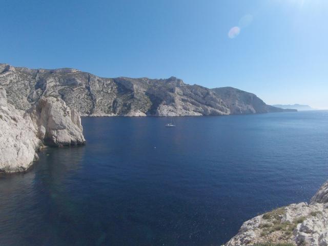 Vue générale des Calanques de Marseille, côte calcaire et mer