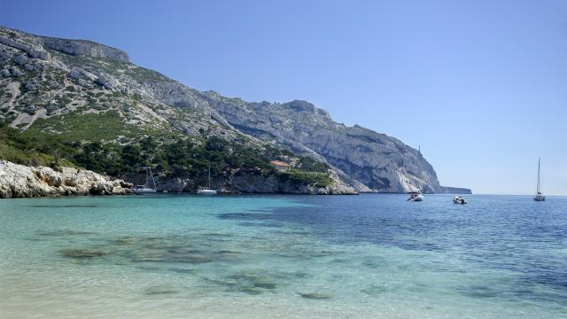 Plage et voilier dans la Calanque de Sormiou, eau turquoise