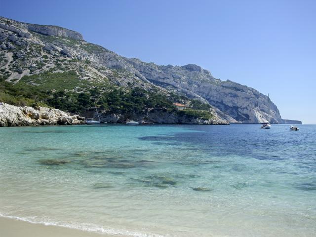 Plage et voilier dans la Calanque de Sormiou, eau turquoise