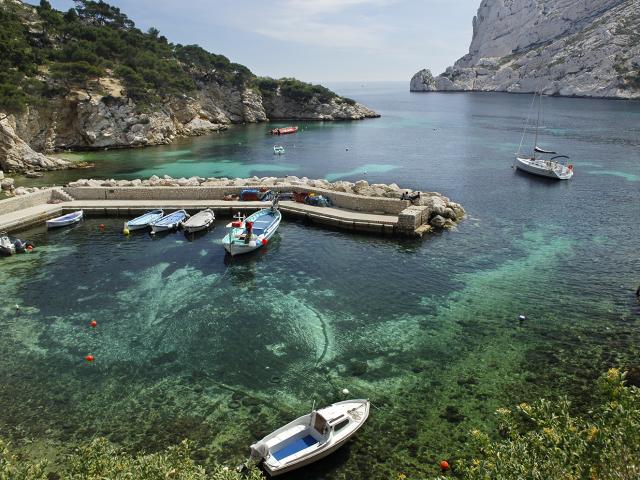 Petit port de la Calanque de Sormiou, barque et eau turquoise à Marseille en Provence