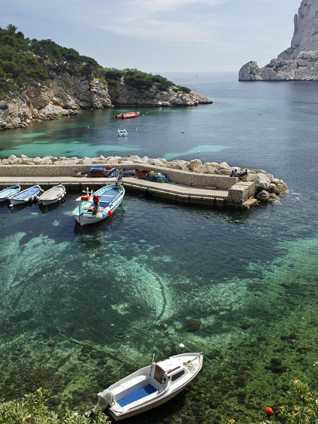 Petit port de la Calanque de Sormiou, barque et eau turquoise à Marseille en Provence