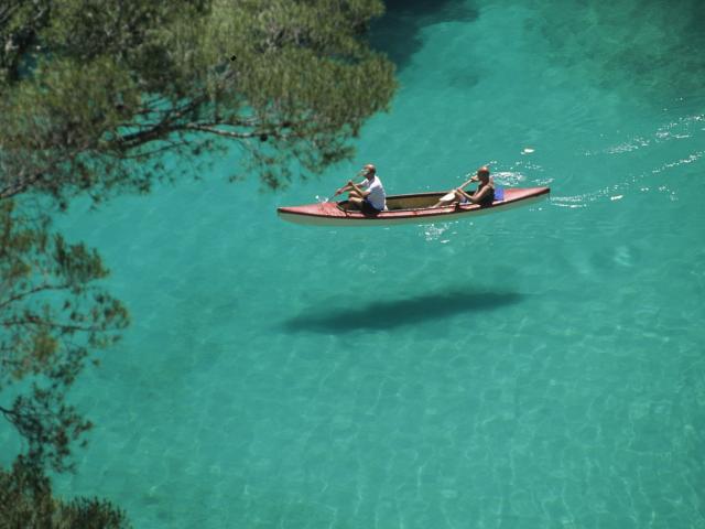 Kayak de mer dans l'eau turquoise de la Calanque d'En Vau à Marseille