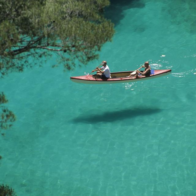 Kayak de mer dans l'eau turquoise de la Calanque d'En Vau à Marseille