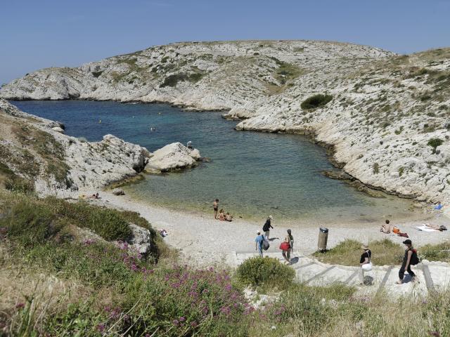 Crique et petite plage avec baigneurs sur l'île du Frioul à Marseille