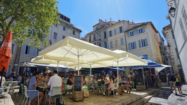 Terrasse de café animée dans le quartier du Panier à Marseille