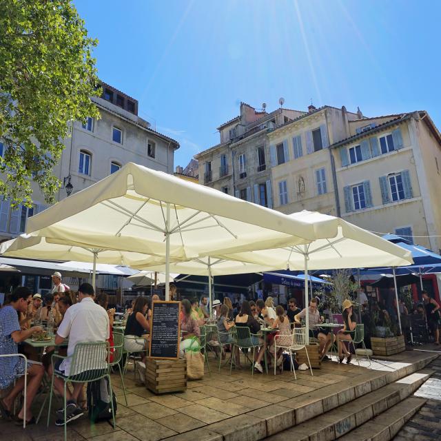 Terrasse de café animée dans le quartier du Panier à Marseille