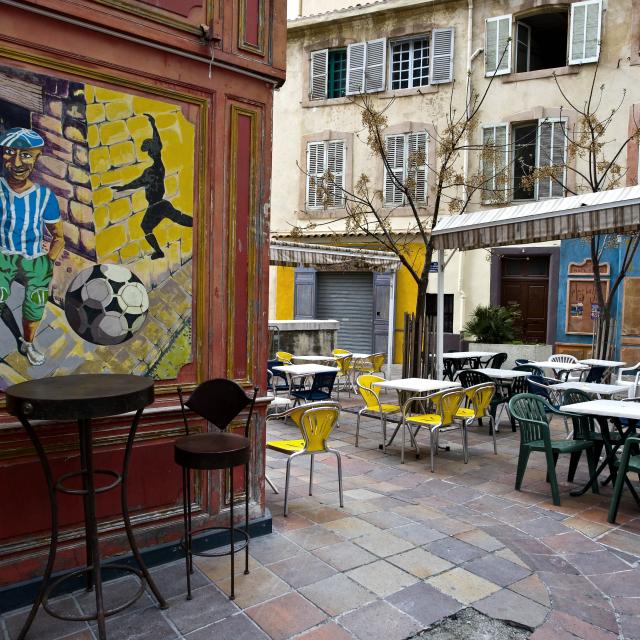 Terrasse de café dans le quartier du panier à Marseille