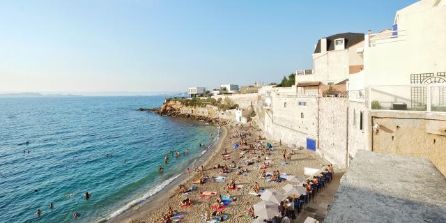 plage des phocéens à Marseille, baigneurs et monde sur la plage