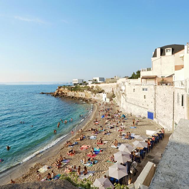 plage des phocéens à Marseille, baigneurs et monde sur la plage