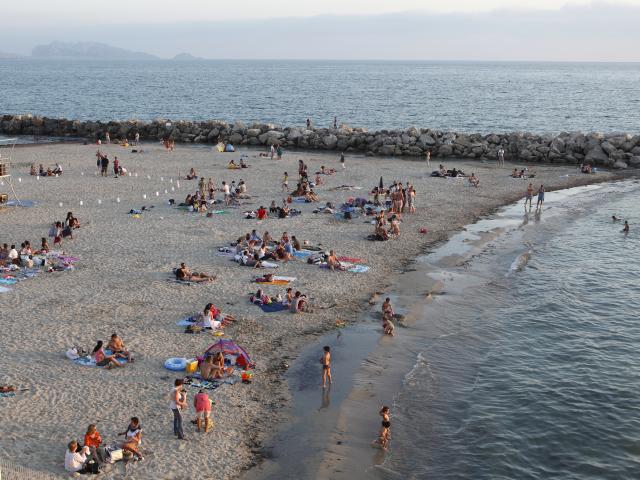 Plage du Prophète à Marseille, soirée baignade, plusieurs personnes sur le sable