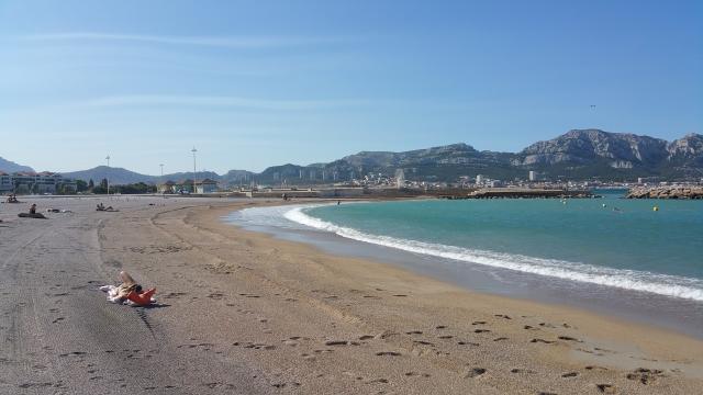 plage du prado, sable et mer bleue, coline en fond d'image