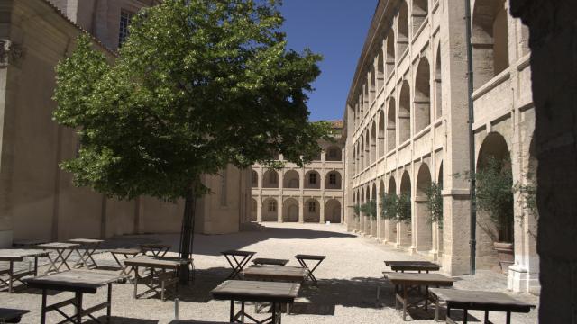 Cour interieure de la vieille charité, vue sur les tables du café et les arcades, quartier du Panier à Marseille
