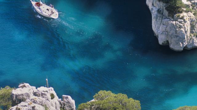 Calanque d'En Vau à Marseille, vue du haut de la falaise, voilier et eau turquoise