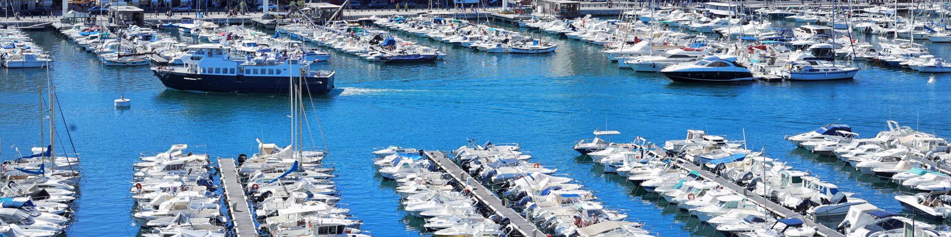 Vieux-Port de Marseille et notre Dame de la Garde, ciel bleu