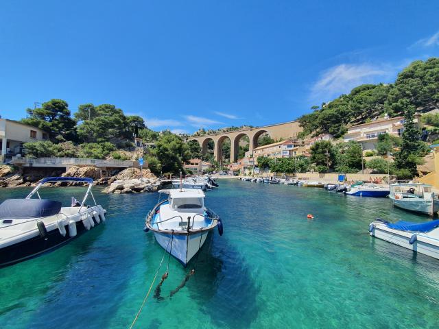 Calanque de Mejean sur la Côte Bleue. Bateau dans petit port et eau turquoise