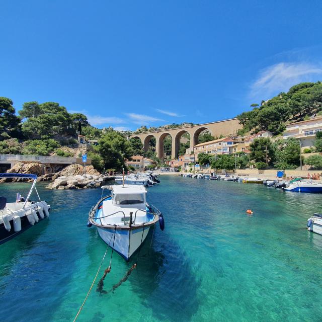 Calanque de Mejean sur la Côte Bleue. Bateau dans petit port et eau turquoise