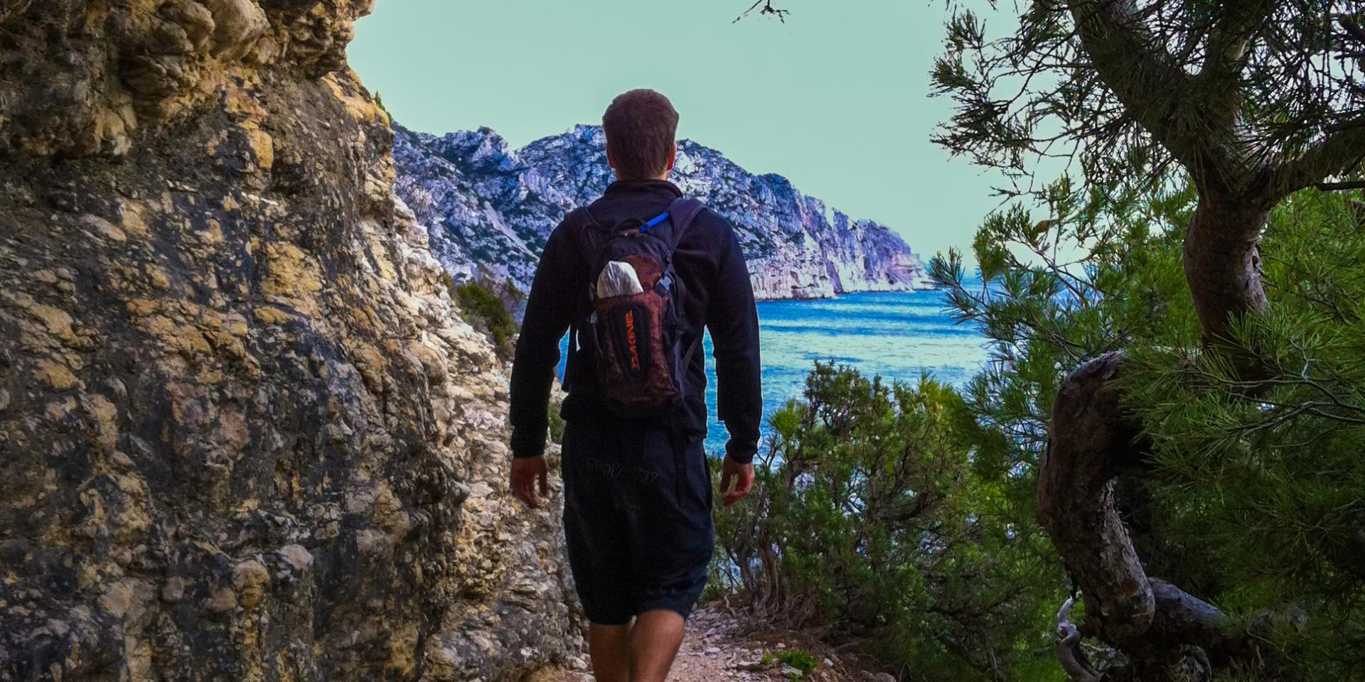 randonneur de dos dans le massif des Calanques