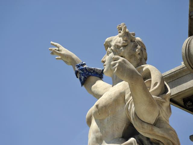 Place Castellane Marseille, fontaine, détail statue avec écharpe de l'OM