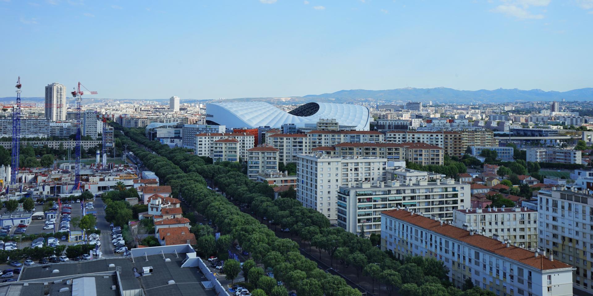 Vue depuis le Corbusier sur la ville et le toit du stade Orange vélodrome