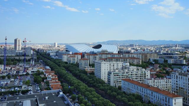 Vue depuis le Corbusier sur la ville et le toit du stade Orange vélodrome