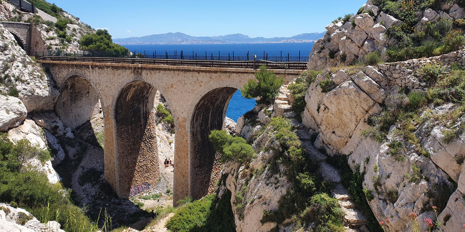Côte Bleue, Pont et ligne ferroviere, mer en fonf d'image