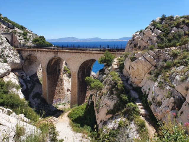 Côte Bleue, Pont et ligne ferroviere, mer en fonf d'image